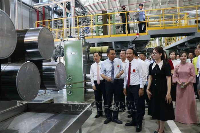 Lãnh đạo thành phố Đà Nẵng tham qua dây chuyền sản xuất máy sản xuất hạt nhựa PET Chip và sợi Polyester. Ảnh: Đoàn Hữu Trung/TTXVN