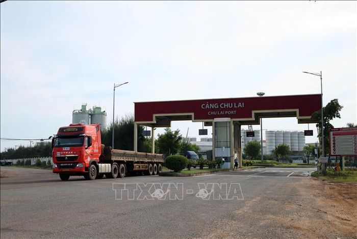 Hàng hóa xuất nhập khẩu qua Cảng Chu Lai. Ảnh: Đỗ Trưởng/TTXVN