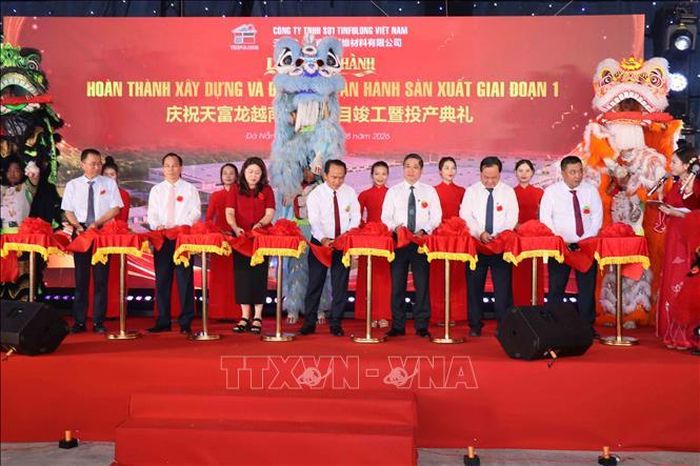 Cắt băng khánh thành, đưa giai đoạn 1 Nhà máy sản xuất hạt nhựa PET Chip và sợi Polyester vào hoạt động. Ảnh: Đoàn Hữu Trung/TTXVN