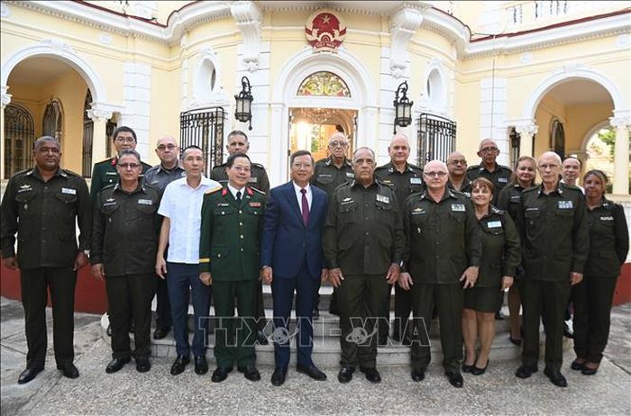 Thứ trưởng Bộ Nội vụ Cuba, Tướng Jesús Manuel Burón Tabit, và sĩ quan cấp cao Bộ Nội vụ Cuba, đến dự Quốc khánh Việt Nam. Ảnh: Việt Hùng/PV TTXVN tại Cuba