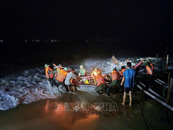 Các lực lượng chức năng tập hỗ trợ kéo thuyền đánh cá của người dân gặp nạn tại xã Mỹ Thuỷ. Ảnh: TTXVN phát