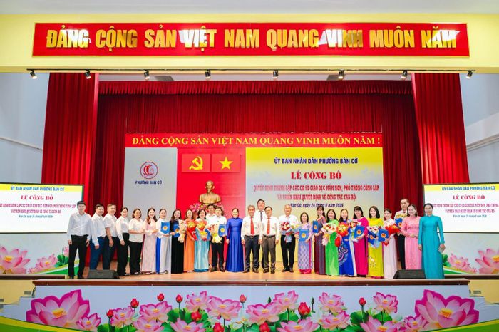 Lễ công bố quyết định thành lập các cơ sở giáo dục công lập sau sắp xếp tại phường Bàn Cờ. Ảnh: UBND phường.
