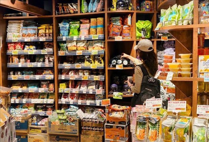 Người dân mua thực phẩm tại cửa hàng ở Tokyo, Nhật Bản.