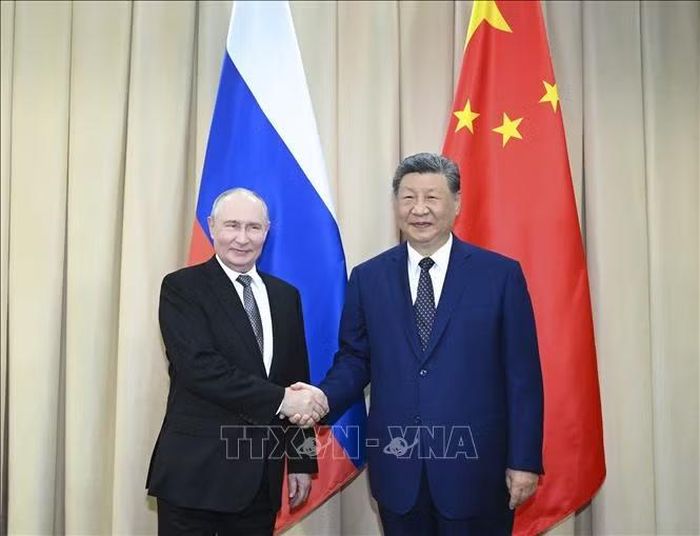 Tổng thống Nga Vladimir Putin và Chủ tịch Trung Quốc Tập Cận Bình tại cuộc gặp bên lề Hội nghị thượng đỉnh SCO ở Kyrgyzstan ngày 31/8/2026. Ảnh: THX/TTXVN phát