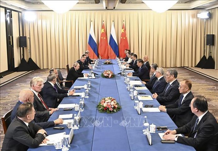Tổng thống Nga Vladimir Putin và Chủ tịch Trung Quốc Tập Cận Bình tại cuộc gặp bên lề Hội nghị thượng đỉnh SCO ở Kyrgyzstan ngày 31/8/2026. Ảnh: THX/TTXVN phát