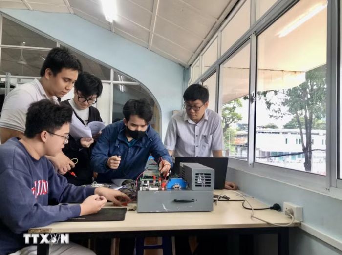 Sinh viên Trường Đại học Bách Khoa, Đại học Quốc gia TP. Hồ Chí Minh thực hành ứng dụng công nghệ cao. (Ảnh: Mỹ Phương/TTXVN)