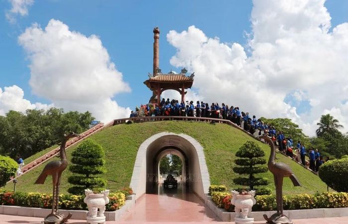 Đông đảo người dân và du khách đến thắp hương tại Thành cổ Quảng Trị. Ảnh: Tường Vi/TTXVN