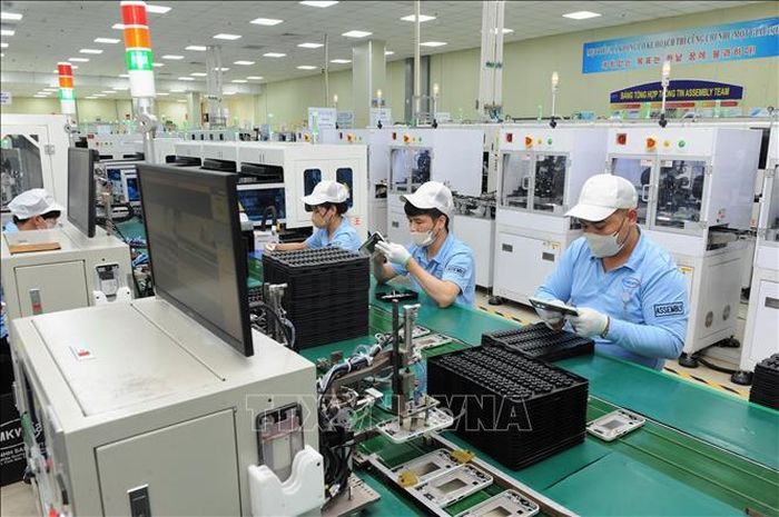 Dây chuyền sản xuất điện tử tại Công ty SAMK WANG – Khu công nghiệp Quang Châu, tỉnh Bắc Ninh). Ảnh: Việt Hùng/TTXVN