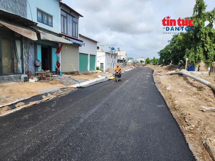 Xe máy lưu thông trên đoạn đường ven rạch Xuyên Tâm đã được thảm nhựa.