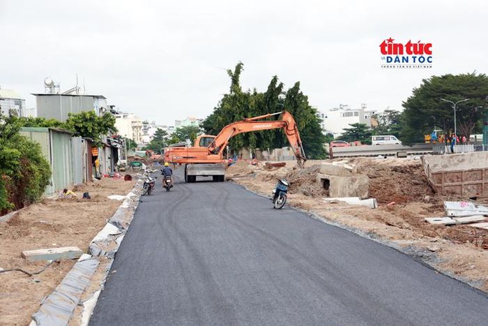 Tuyến đường rộng 6 m, nằm dọc bờ trái rạch Xuyên Tâm đã hoàn thiện thảm nhựa.
