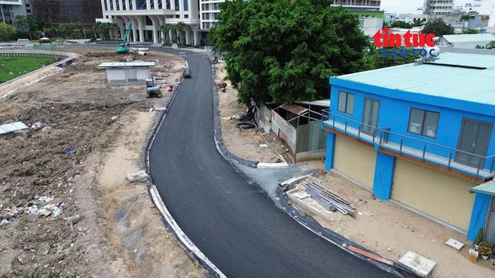Đường ven rạch Xuyên Tâm, đoạn từ đường Lương Ngọc Quyến đến sông Vàm Thuật (phường An Nhơn) sẵn sàng thông xe kỹ thuật vào sáng 2/9.