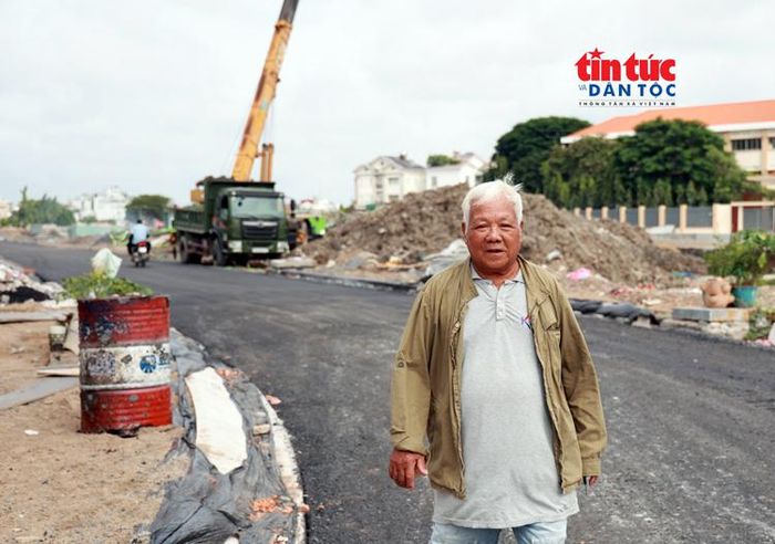 Ông Huỳnh Sanh (77 tuổi, phường An Nhơn) đi bộ ngắm con đường ven kênh trước căn nhà sau khi được hoàn thiện.