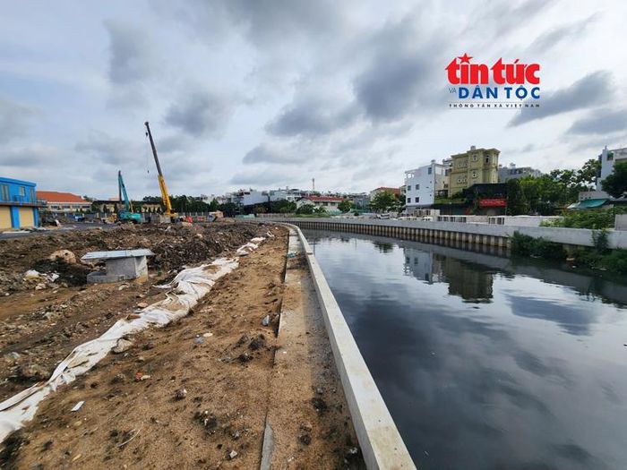 Dự án nạo vét, cải tạo rạch Xuyên Tâm, từ kênh Nhiêu Lộc - Thị Nghè đến sông Vàm Thuật, có chiều dài gần 9 km.