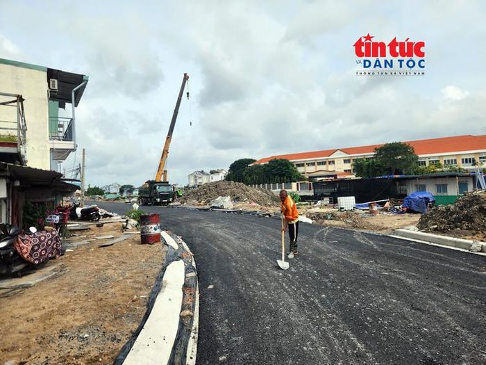 Công nhân hoàn thiện mặt đường trước ngày thông xe kỹ thuật.