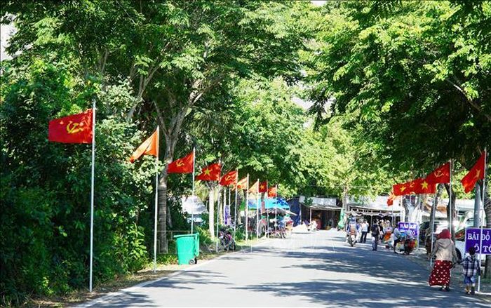 Đường vào di tích lịch sử và thắng cảnh cấp Quốc gia Mo So tại xã Kiên Lương rực rở cờ đỏ dịp Quốc Khánh 2/9.