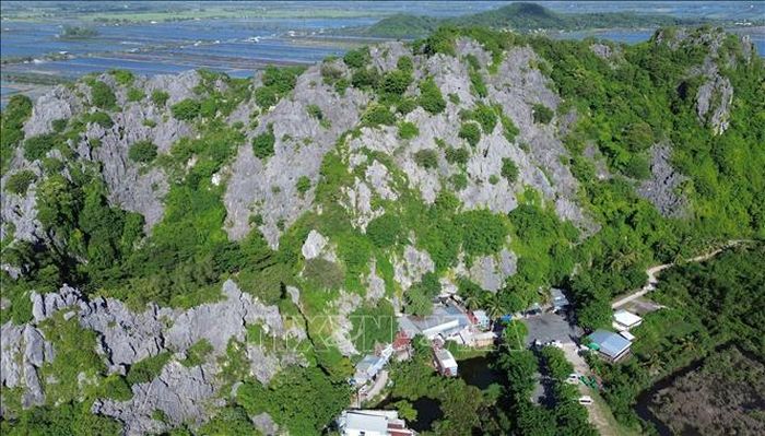 Di tích lịch sử và thắng cảnh Quốc gia Mo So nằm trong một dải núi đá vôi hùng vĩ với hơn 20 hang động lớn nhỏ, nằm giữa là một thung lũng.