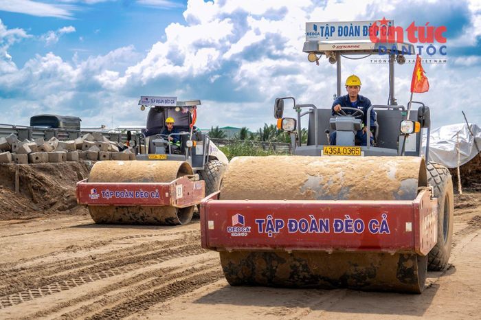 Nhân lực và thiết bị được tăng cường tại nhiều vị trí nhằm đáp ứng yêu cầu tiến độ của các dự án.