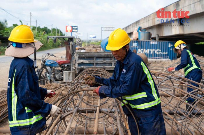 Công nhân bám công trường trong kỳ nghỉ lễ, tập trung hoàn thành từng phần việc theo kế hoạch.
