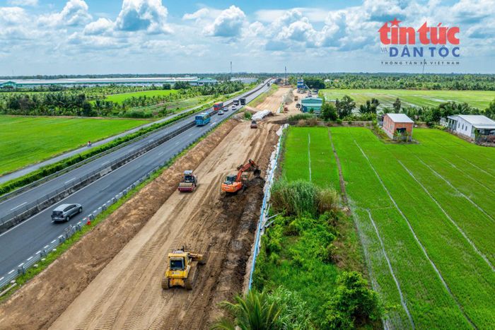 Nhân lực và thiết bị được tăng cường tại nhiều vị trí nhằm đáp ứng yêu cầu tiến độ của dự án mở rộng cao tốc TP Hồ Chí Minh - Trung Lương - Mỹ Thuận.