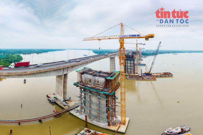 Các tổ đội tranh thủ thời tiết thuận lợi, tập trung hoàn thành những hạng mục nằm trên đường găng tiến độ.
