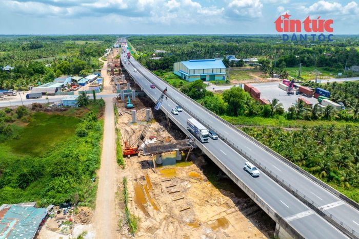 Các tổ đội tập trung xử lý nền đất yếu, tạo nền tảng để triển khai những hạng mục tiếp theo trên tuyến.