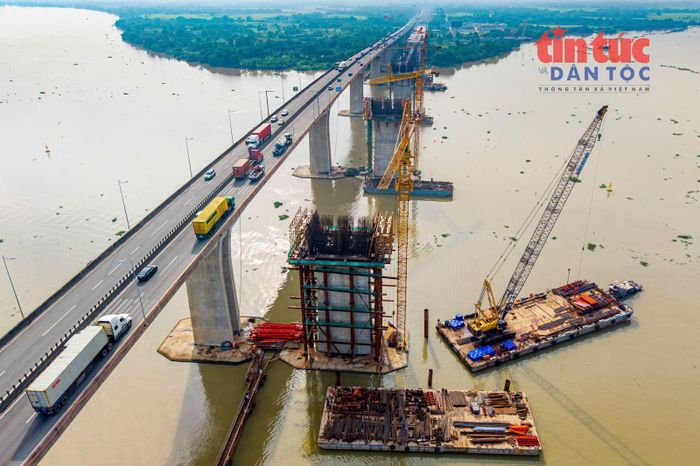 Các mũi thi công được duy trì khẩn trương, góp phần sớm hoàn thiện công trình giao thông trọng điểm quốc gia.