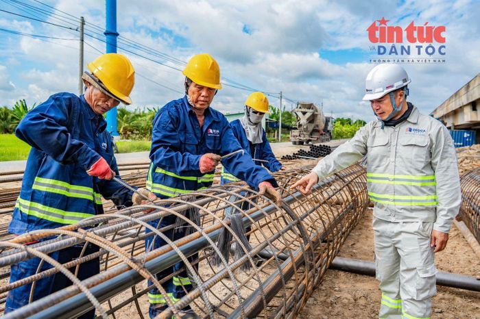 Cán bộ, kỹ sư và công nhân duy trì làm việc theo ca, giữ nhịp thi công liên tục trên công trường.