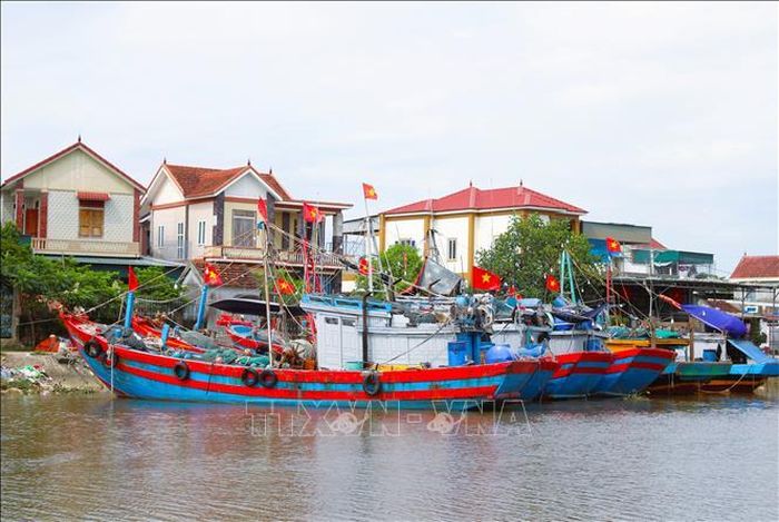Dịp Quốc khánh 2/9, cờ Tổ quốc được ngư dân làng biển xóm Chiến Thắng (xã Diễn Châu, Nghệ An) cắm tại những vị trí trang trọng, dễ thấy như mũi, cột và nóc buồng lái trên các tàu cá công suất lớn đang neo đậu trên sông Diễn Thủy.