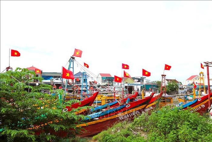 Sắc thắm cờ Tổ quốc tung bay trên các tàu, thuyền đánh cá của ngư dân làng biển đang neo đậu trên sông Diễn Thủy dịp lễ 2/9.