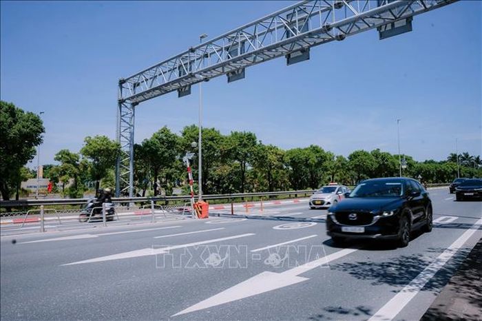 Bảng chỉ dẫn tốc độ tối đa cho phép trên từng làn xe được bố trí tại vị trí dễ quan sát.