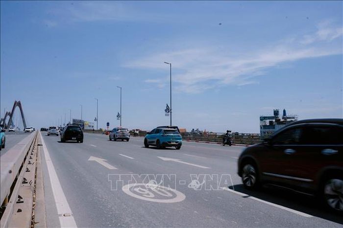 Hệ thống mũi tên, vạch phân làn và ký hiệu tốc độ trên mặt đường góp phần hướng dẫn phương tiện lưu thông an toàn.