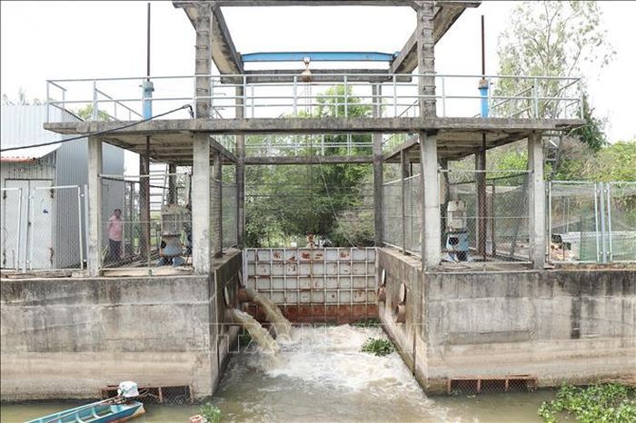 UBND thành phố Cần Thơ chỉ đạo các đơn vị quản lý phải quan trắc độ mặn thường xuyên để vận hành đóng, mở cống linh hoạt. Ảnh: Thu Hiền/TTXVN