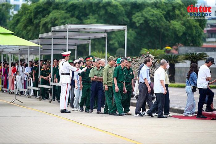 Lực lượng làm nhiệm vụ hướng dẫn các đoàn di chuyển trật tự sau khi qua khu vực kiểm tra an ninh.