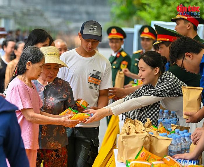 Người dân được hỗ trợ nước uống và đồ ăn nhẹ tại khu vực phục vụ.
