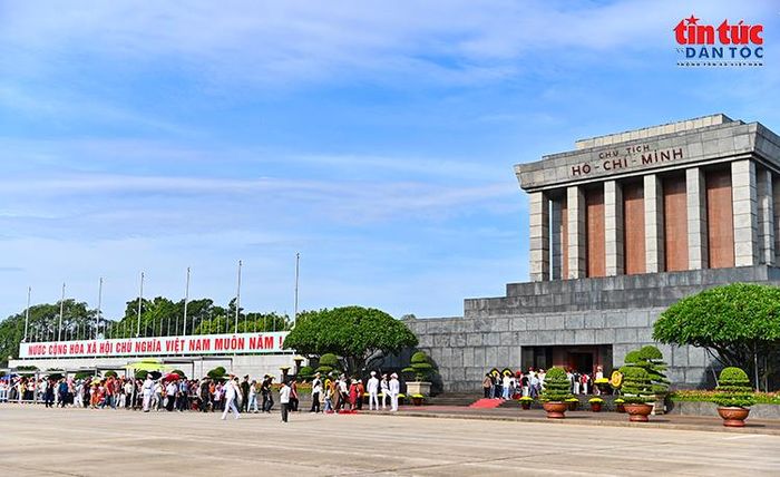 Người dân từ nhiều địa phương về Quảng trường Ba Đình trong dịp Quốc khánh 2/9.