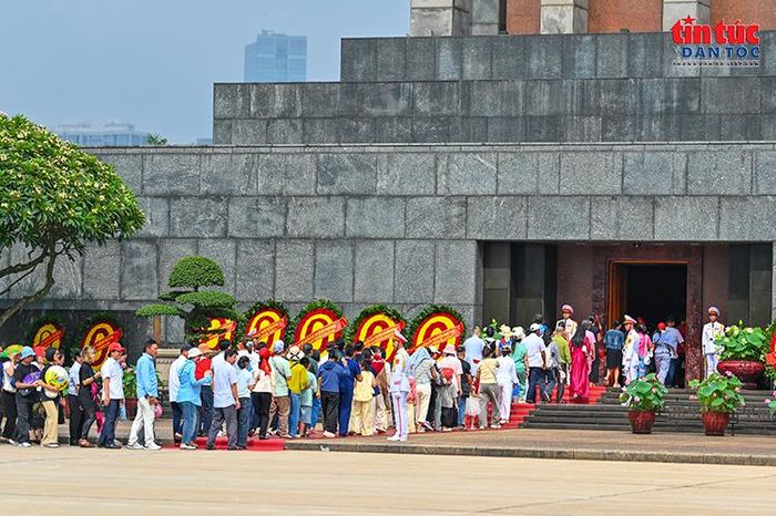 Các đoàn thành kính vào Lăng viếng Chủ tịch Hồ Chí Minh.