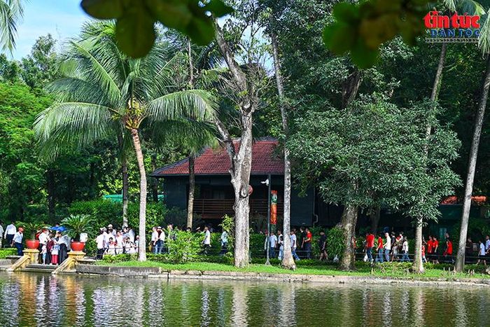 Dòng người nối dài bên ao cá trong Khu di tích Chủ tịch Hồ Chí Minh tại Phủ Chủ tịch.