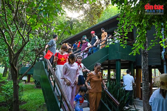 Các gia đình đưa trẻ nhỏ đến tìm hiểu không gian sống giản dị của Chủ tịch Hồ Chí Minh.