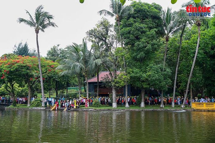 Người dân tham quan khu vực Nhà sàn và ao cá Bác Hồ.