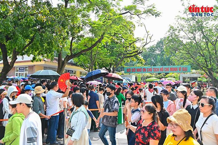 Dòng người tập trung tại khu vực lối vào, tạo thành những hàng dài trong kỳ nghỉ lễ Quốc khánh.