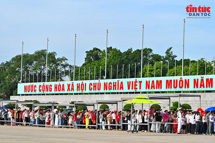 Dòng người nghiêm trang xếp hàng bên Quảng trường Ba Đình, chờ vào Lăng viếng Bác.