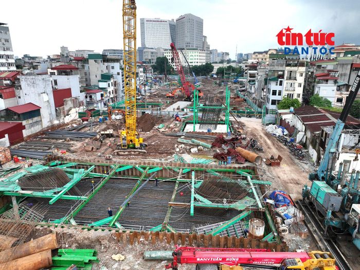 Khu vực thi công lối dẫn lên cầu Trần Hưng Đạo phía trung tâm Thành phố nhộn nhịp tiếng máy móc, cọc khoan nhồi...