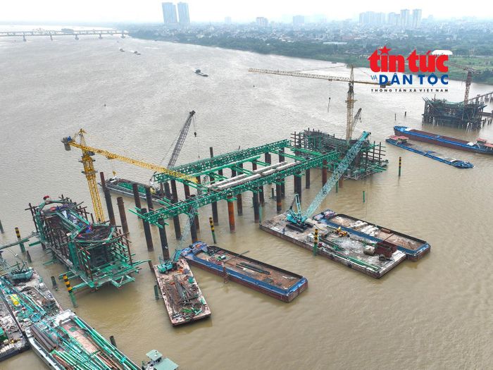Hệ dầm và vòm thép tại nhịp TC3-TC4 đang được triển khai thi công, dự kiến hoàn thành lắp dựng trong năm 2026.