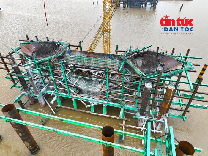 Đến đầu tháng 9/2026, 5 trụ cầu chính giữa sông đã đạt khoảng 90% khối lượng.