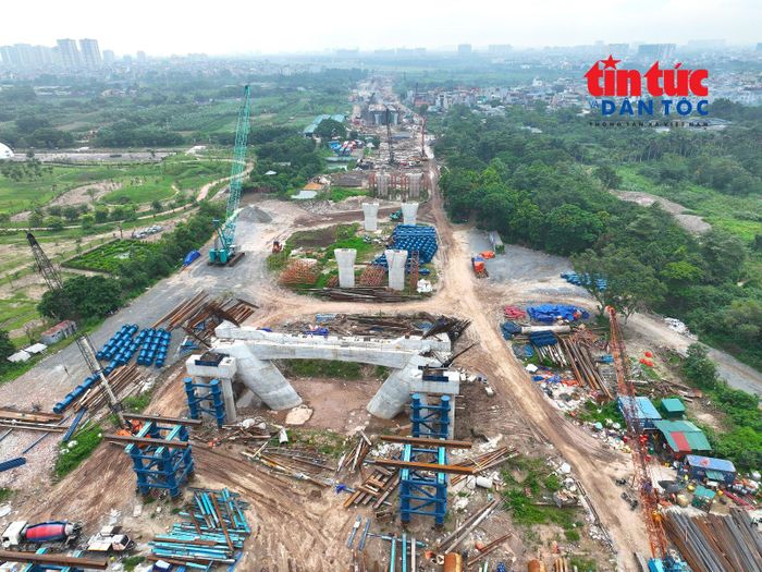 Ở phía Long Biên, các hạng mục cầu dẫn và nút giao Cổ Linh cũng được triển khai song song. Đến nay đã hoàn thành 489/528 cọc khoan nhồi, 23/30 bệ trụ và 22/30 thân trụ.