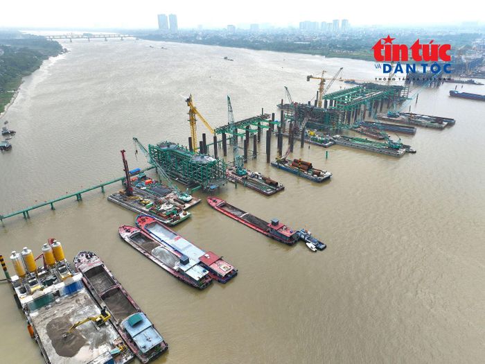 Cầu chính dài khoảng 870 m, gồm 6 nhịp vòm thép, mỗi nhịp dài khoảng 145 m. Mặt cầu rộng khoảng 43 m, bố trí 6 làn xe cơ giới, 2 làn xe đạp và 2 làn dành cho người đi bộ.