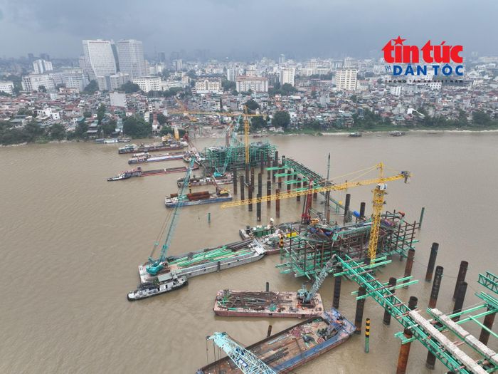 Tranh thủ thời tiết nắng ráo, nhà thầu huy động tối đa nhân sự, máy móc tổ chức thi công "3 ca, 4 kíp" xuyên kỳ nghỉ lễ.
