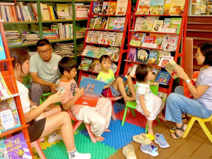 Các gian hàng sách thiếu nhi đón đông độc giả nhí đến tìm hiểu.