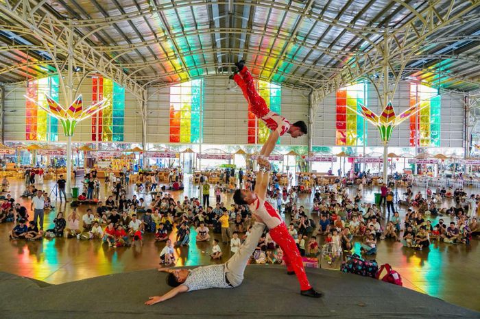 Đông đảo gia đình lựa chọn vui chơi trong thành phố thay vì đi xa dịp lễ 2/9.