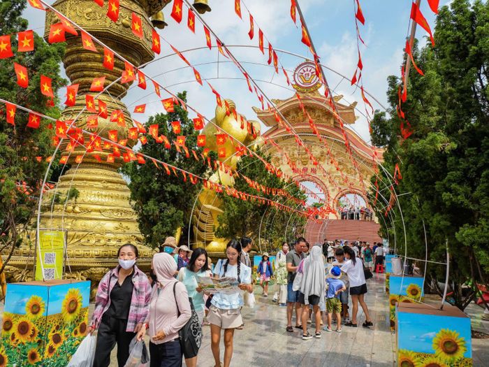 Các chương trình ưu đãi và hoạt động trải nghiệm đa dạng thu hút du khách trong kỳ nghỉ lễ.